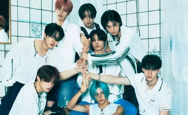 STRAY KIDS