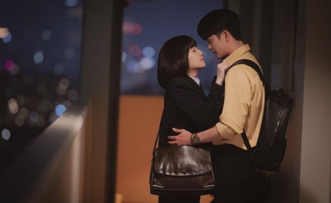 Chan Yeong and Eun Yoo Kiss